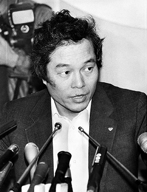 Katsuhisa Ezaki, the president of Ezaki Glico Co., in a news conference on March 21, 1984, shortly after escaping from captivity 