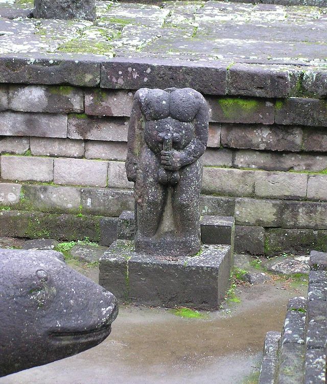 Statue_at_Candi_Sukuh