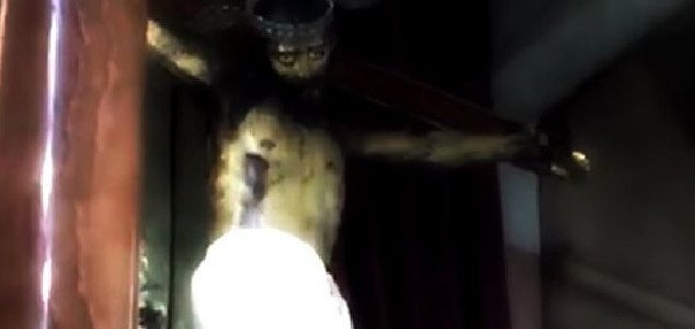 Jesus Statue Opening eyes video