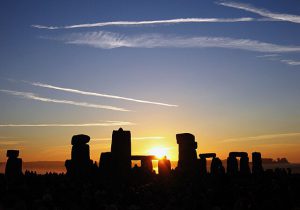 Summer_Solstice_Sunrise_over_Stonehenge_2005