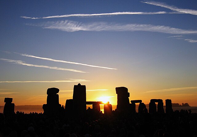 Summer_Solstice_Sunrise_over_Stonehenge_2005